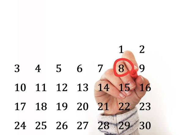 hand omcirkelen datum in kalender - Foto, afbeelding