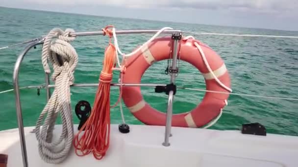 Vörös élet bója felett kék nyugodt tengervíz háttérben. Mentőgyűrűt a hajón - Felvétel, videó