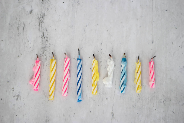 colorido espiral aniversário velas fora isolado em um fundo cinza
 - Foto, Imagem