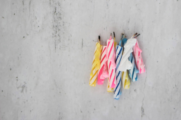 barevné spirálovité narozeninové svíčky izolované na šedém pozadí - Fotografie, Obrázek