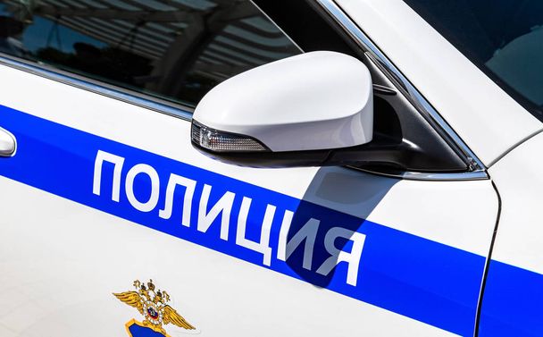 ロシアの警察車両のボード上の碑文「警察」 - 写真・画像
