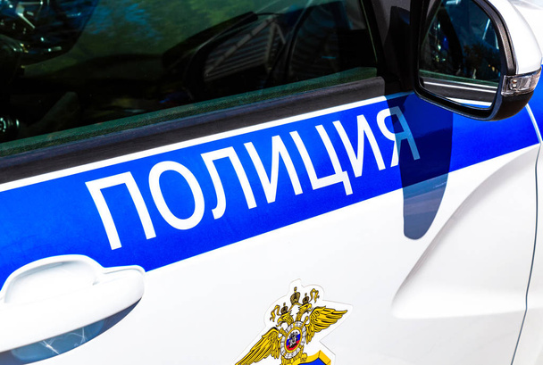 Επιγραφή "αστυνομία" στο Διοικητικό Συμβούλιο της ρωσικής αστυνομίας όχημα - Φωτογραφία, εικόνα