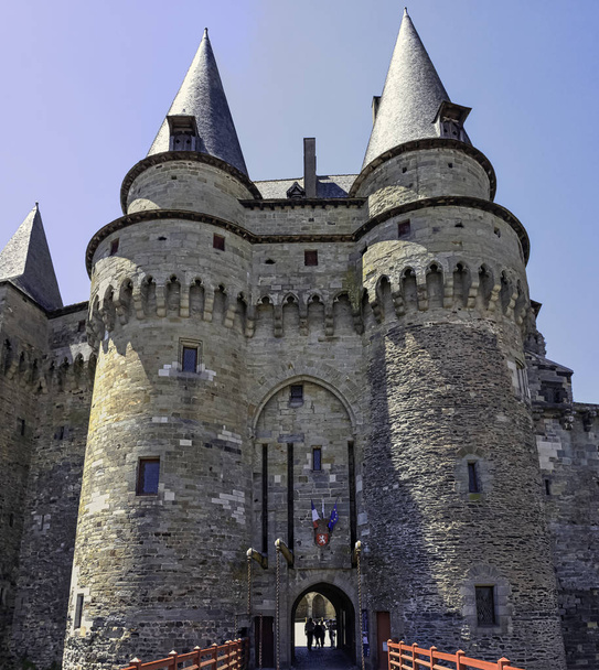 Chateau de Vitre-középkori vár Vitr városban, Bretagne, Franciaország június 1-jén 2019 - Fotó, kép