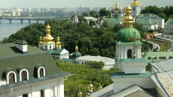Ορθόδοξο χριστιανικό μοναστήρι. Γκόλντεν θόλους από καθεδρικούς ναούς και εκκλησίες, το μοναστήρι του Κιέβου-Pechersk, ο γαλάζιος ουρανός με τα σύννεφα. Ιστορικό πολιτιστικό καταφύγιο. Πέτσερσκ Λαυρα, Κίεβο, Ουκρανία. Στατικές λήψεις.  - Πλάνα, βίντεο