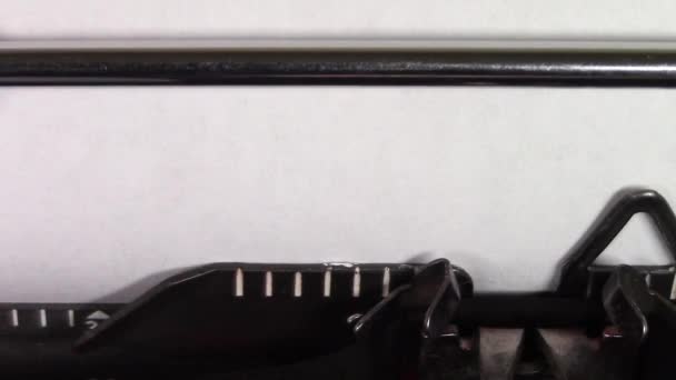 Vidéo en gros plan des mots "Trigonometry 101" tapés sur papier blanc dans une vieille machine à écrire manuelle. Tourné en macro
. - Séquence, vidéo