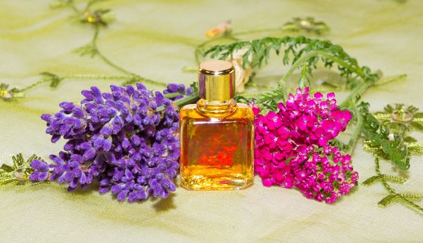 Эфирное масло со свежими цветами
 - Фото, изображение