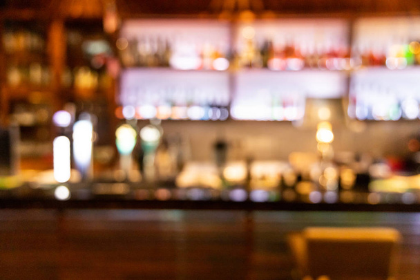 Vision floue de la personne ivre du comptoir de bar pub
 - Photo, image