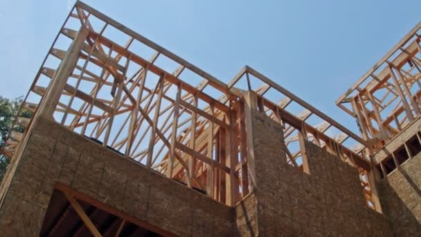 Stavba rámu dřevěné rámy dřevěných domů zblízka nová tyčka postavená doma ve výstavbě pod - Záběry, video