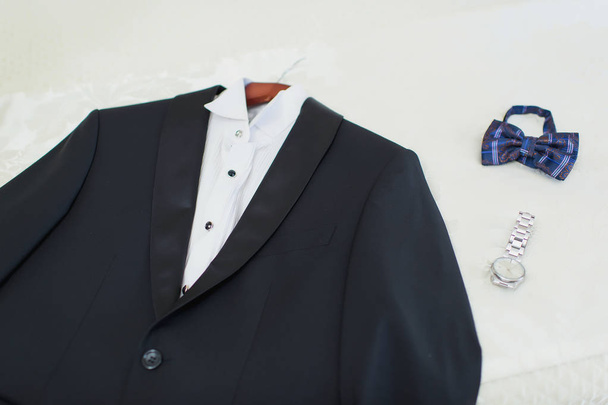 Весільний костюм для нареченого. Чорний смокінг для весілля. Казахське весілля в Казахстані. - Фото, зображення