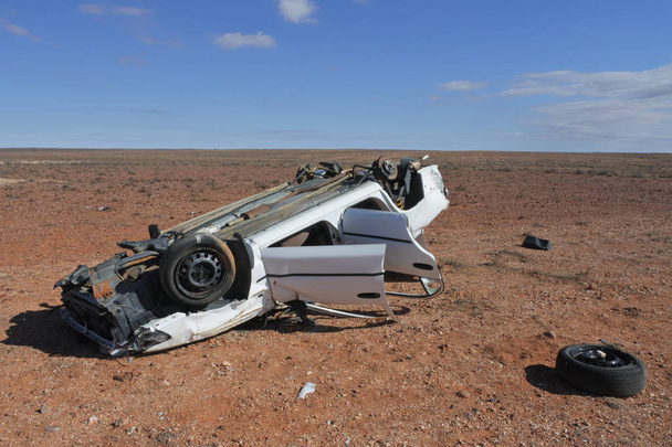 Carro abandonado na rodovia Stuart Australia Outback
 - Foto, Imagem