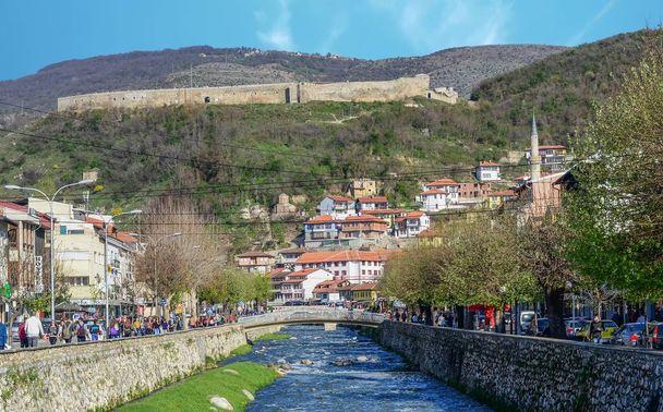 Río Prizren y Fort
 - Foto, Imagen