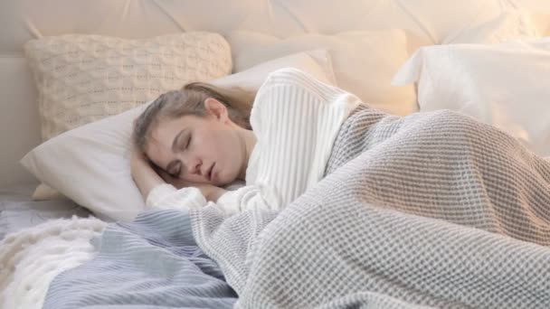 hübsche junge Frau schläft im Bett - Filmmaterial, Video