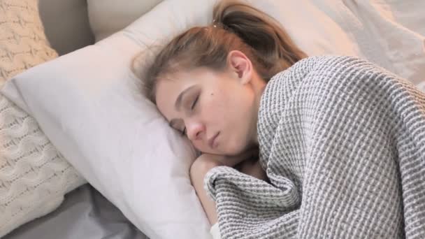 Visão superior da jovem adormecida na cama
 - Filmagem, Vídeo