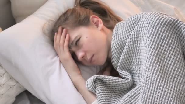 Κορυφαία θέα της διαταραγμένης νεαρής γυναίκας προσπαθεί να κοιμηθεί στο κρεβάτι - Πλάνα, βίντεο