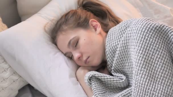 Jovem adormecida na cama, vista superior
 - Filmagem, Vídeo