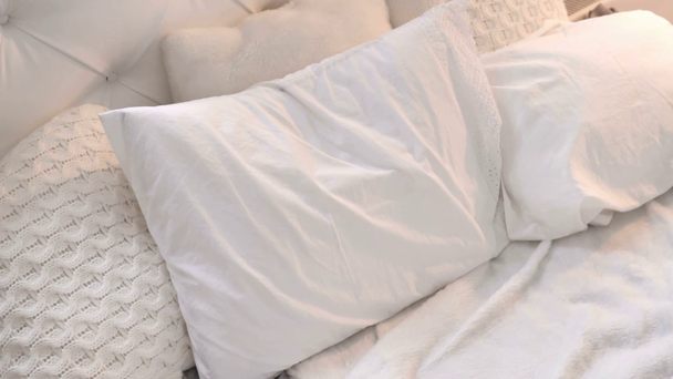 Vista superior de la cama con almohadas
 - Imágenes, Vídeo