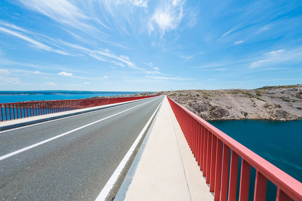 Ponte Vermelha sobre o desfiladeiro na Croácia
. - Foto, Imagem