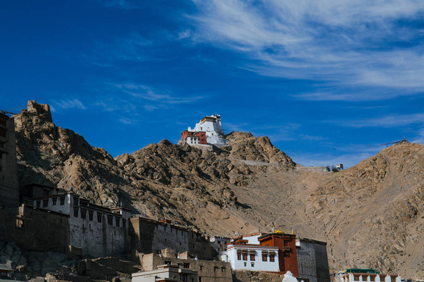 ラダックのLehにあるNamgyal Tsemo修道院は、高さ3階建ての金の偶像である弥勒仏で有名です。Leh宮殿の後ろの山の上に位置しています. - 写真・画像