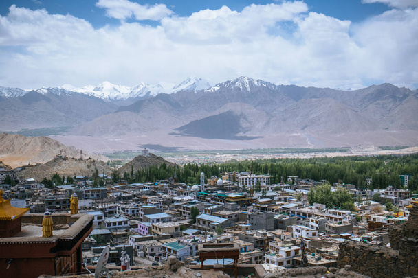 Blick auf die Stadt Leh von der Spitze des Leh Palastes, Ladakh, Indien - Foto, Bild