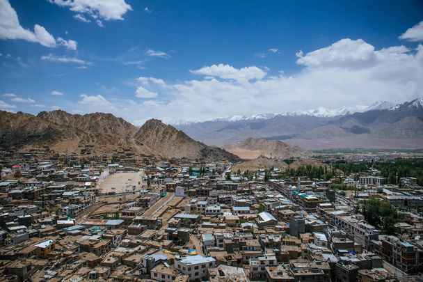 Leh Sarayı, Ladakh, Hindistan 'ın tepesinden Leh kasabası manzarası - Fotoğraf, Görsel