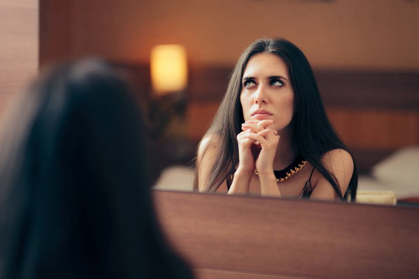 Sad Depressed Woman Crying in The Mirror - Foto, immagini