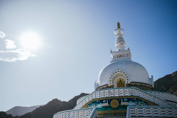 Shanti Stupa is a Buddhist white-domed stupa on a hilltop in Chanspa. It was built in 1991 by Japanese Buddhist Bhikshu, Gyomyo Nakamura. - Valokuva, kuva