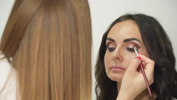 Eye make-up. Professional makeup artist makes girls makeup. - Video, Çekim