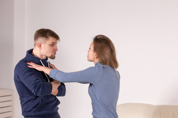 mensen, misbruik en geweld concept - agressieve man wurgt zijn vrouw - Foto, afbeelding