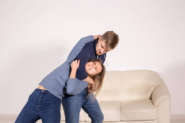 Concepto de personas, abuso y violencia: hombre agresivo estrangulando a su esposa
 - Foto, imagen
