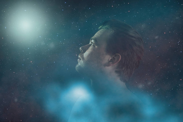 Человек смотрит в бесконечную космическую галактику. Смешанные медиа
. - Фото, изображение