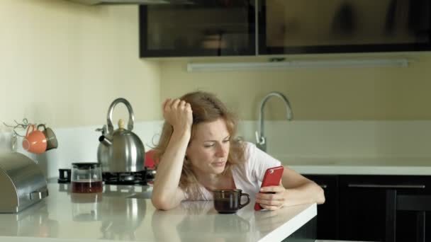 Жінка на кухні використовує планшет, просто прокинулася. Сніданок. Ранній ранок
 - Кадри, відео
