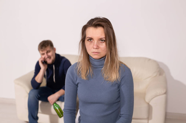 Alkolizm, şiddet ve aile içi şiddet kavramı - sarhoş kocasıyla üzgün kadın - Fotoğraf, Görsel