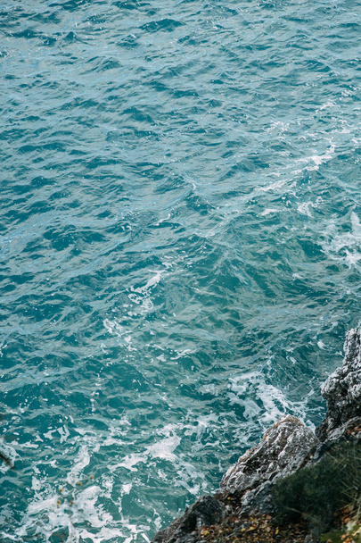  Fonds abstraits bleus et vagues. Texture de l'eau de mer et des côtes rocheuses
. - Photo, image