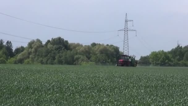Сільськогосподарський трактор обприскування весняного посіву
 - Кадри, відео