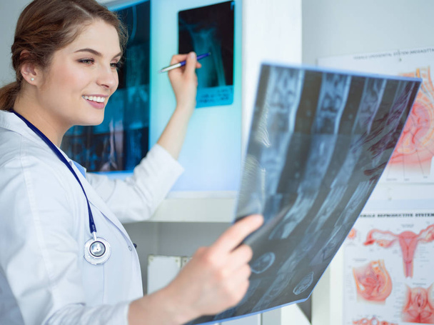 Young female doctor radiologist working in the clinic - Foto, Bild