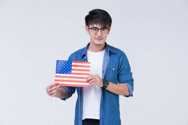 Homem de Asain segurando bandeira americana
. - Foto, Imagem