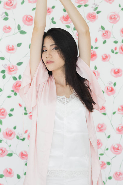Szexi fekete haj ázsiai nő modell álló - Fotó, kép