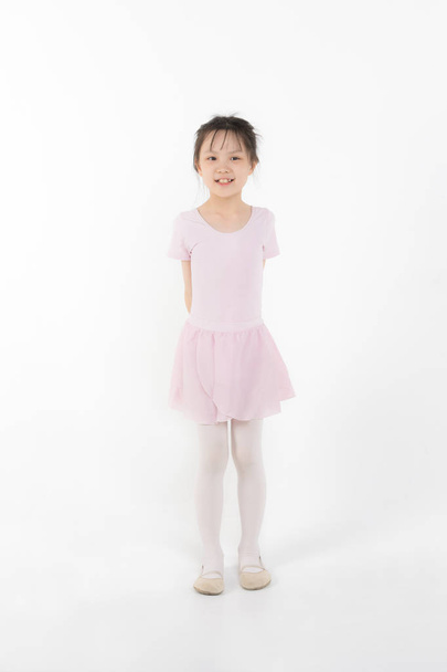 Rosa vestida chica asiática en una pose de ballet
 - Foto, Imagen
