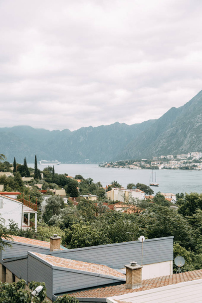  Sights of Montenegro and streets. Panorama of the Bay of Kotor and the old town. - Foto, Imagem