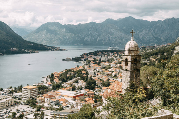  Tiled roofs in Montenegro and Europe. Panorama of the city of Kotor from the height of the mountain. - Foto, Imagem