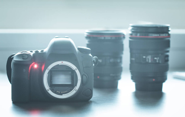 Professional camera: Reflex camera with open sensor. Lenses in t - Фото, изображение