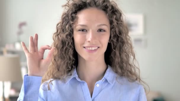 Ok signe par satisfait bouclé cheveux femme
 - Séquence, vidéo