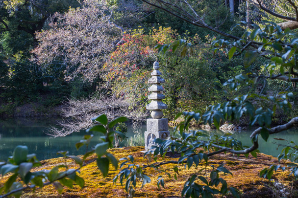 Stenen Boeddha in houtsnijwerk zijn in de tuin van Kinkakuji Temple Kyoto, Japan. - Foto, afbeelding