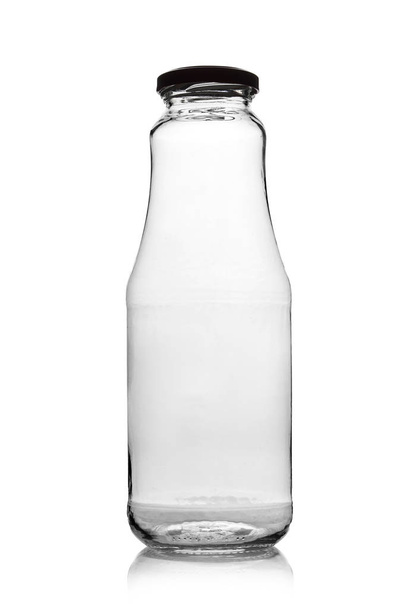 Prázdná skleněná láhev pro nápoje na bílém pozadí. - Fotografie, Obrázek