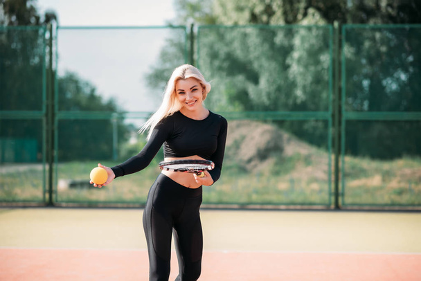 Nuori kaunis nainen pelaa tennistä kentällä. Terveellinen urheilu elämäntapa
 - Valokuva, kuva