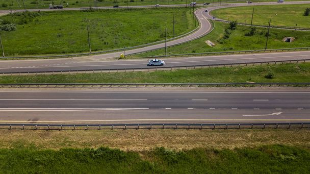 Вид с воздуха на перекрёсток современной автодороги на сельском ландшафте
 - Фото, изображение