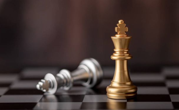 Goldkönig steht und fällt auf Schachbrett - Foto, Bild