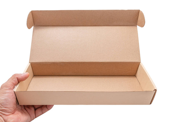 Hand holding kartonnen doos geopend leeg geïsoleerd op witte backgr - Foto, afbeelding