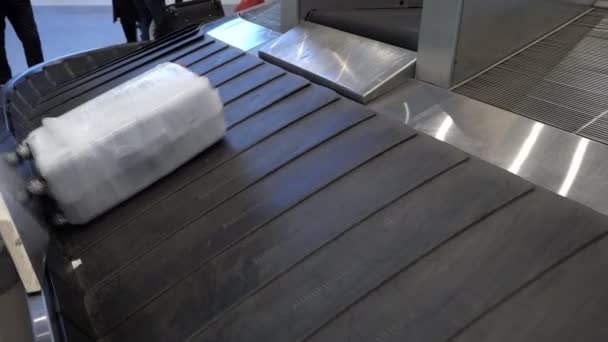 Чемодан движется на багажной ленте в терминале аэропорта
 - Кадры, видео