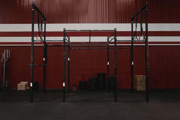 CrossFit Gym met fitnessapparatuur. Horizontale staven, gymnastiek  - Foto, afbeelding
